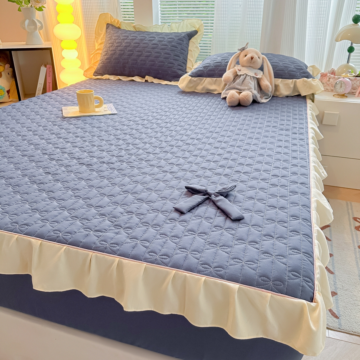 91家纺网 家纺一手货源 找家纺 子钦家纺 2025新款水洗棉云朵棉花边蝴蝶结夹棉床笠单床笠 蝴蝶结夹棉床笠-浅石蓝