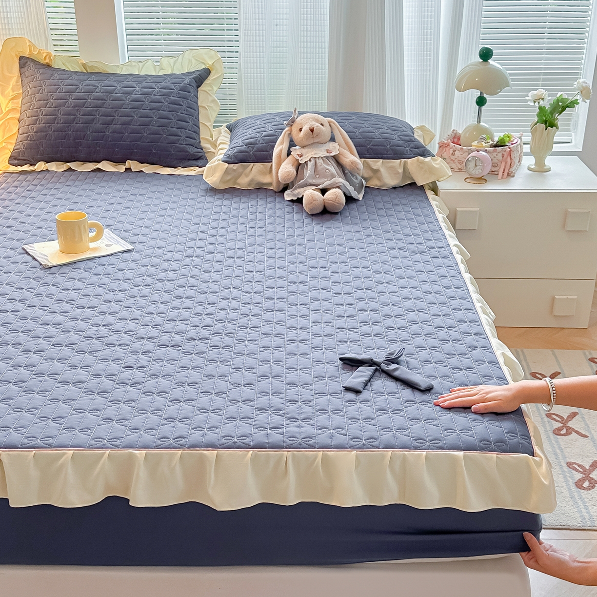 91家纺网 家纺一手货源 找家纺 子钦家纺 2025新款水洗棉云朵棉花边蝴蝶结夹棉床笠单床笠 蝴蝶结夹棉床笠-浅石蓝