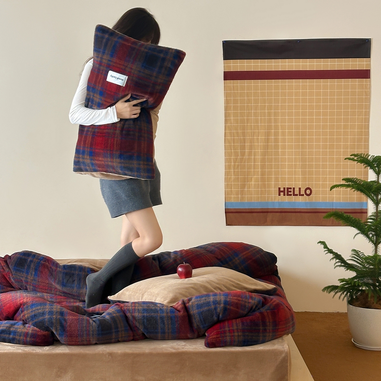 91家纺网 家纺一手货源 找家纺 桃子家居 2025新款A类高级仿生绵羊绒织标工艺复古简约秋冬限定款加厚牛奶绒系列四件套 绵羊绒-红格糯山