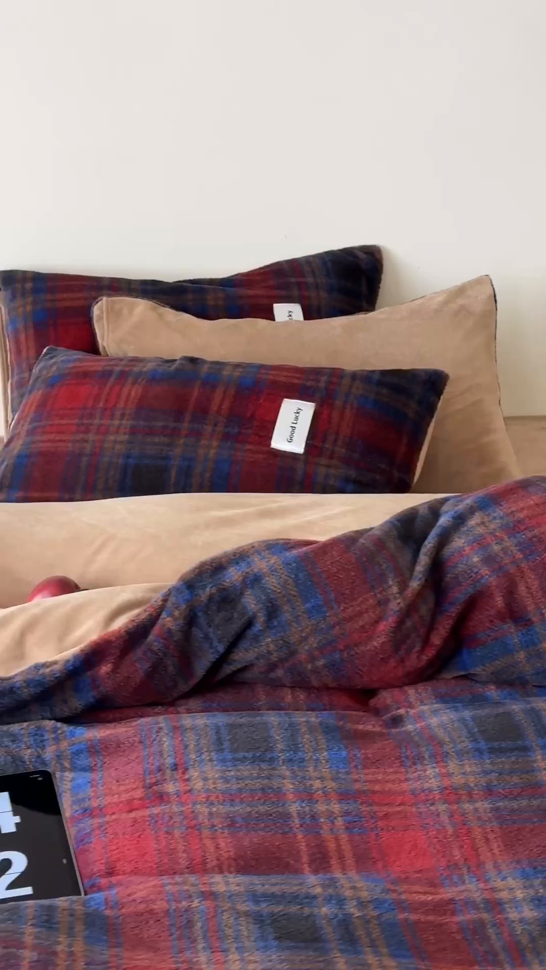 91家纺网 家纺一手货源 找家纺 桃子家居 2025新款A类高级仿生绵羊绒织标工艺复古简约秋冬限定款加厚牛奶绒系列四件套 绵羊绒-红格糯山