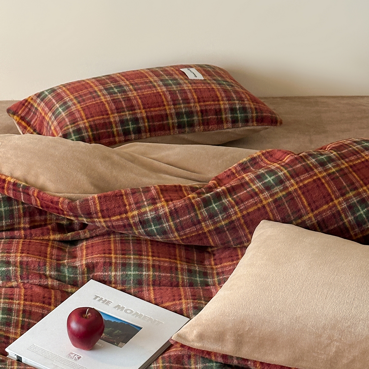 91家纺网 家纺一手货源 找家纺 桃子家居 2025新款A类高级仿生绵羊绒织标工艺复古简约秋冬限定款加厚牛奶绒系列四件套 绵羊绒-花田红茶