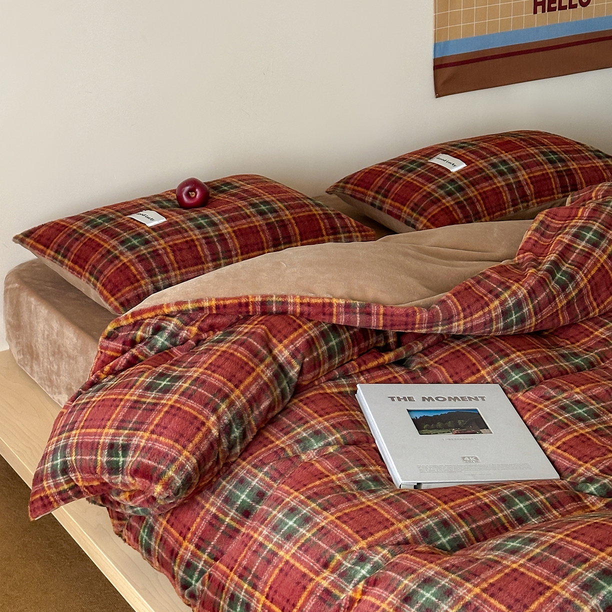 91家纺网 家纺一手货源 找家纺 桃子家居 2025新款A类高级仿生绵羊绒织标工艺复古简约秋冬限定款加厚牛奶绒系列四件套 绵羊绒-花田红茶