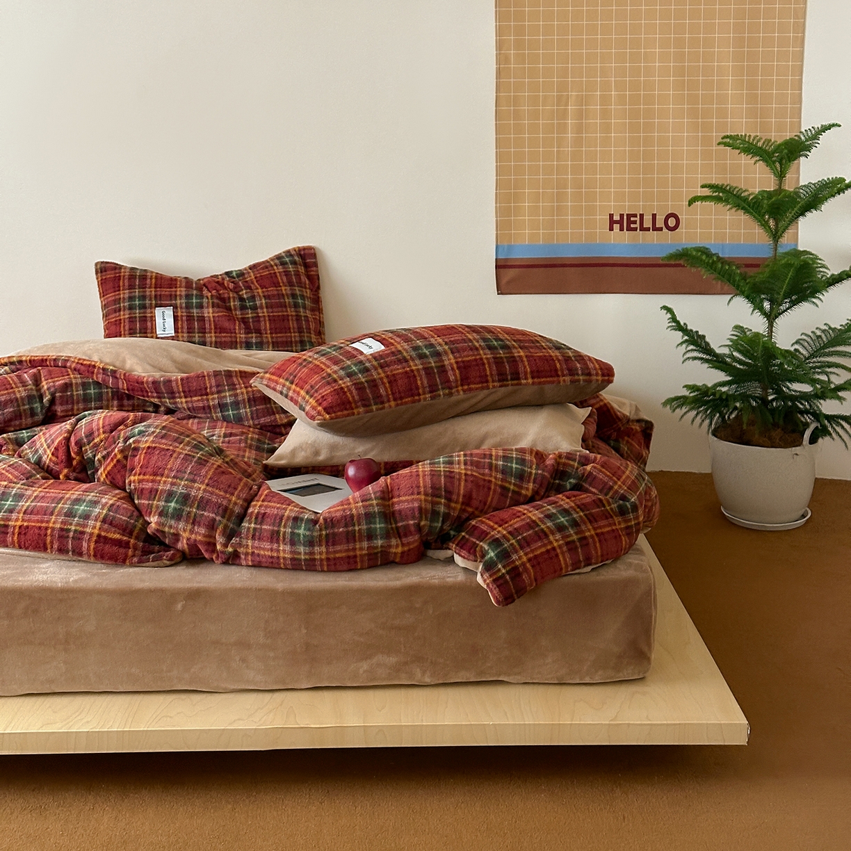 91家纺网 家纺一手货源 找家纺 桃子家居 2025新款A类高级仿生绵羊绒织标工艺复古简约秋冬限定款加厚牛奶绒系列四件套 绵羊绒-花田红茶