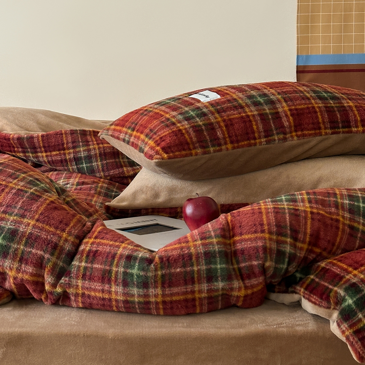 91家纺网 家纺一手货源 找家纺 桃子家居 2025新款A类高级仿生绵羊绒织标工艺复古简约秋冬限定款加厚牛奶绒系列四件套 绵羊绒-花田红茶