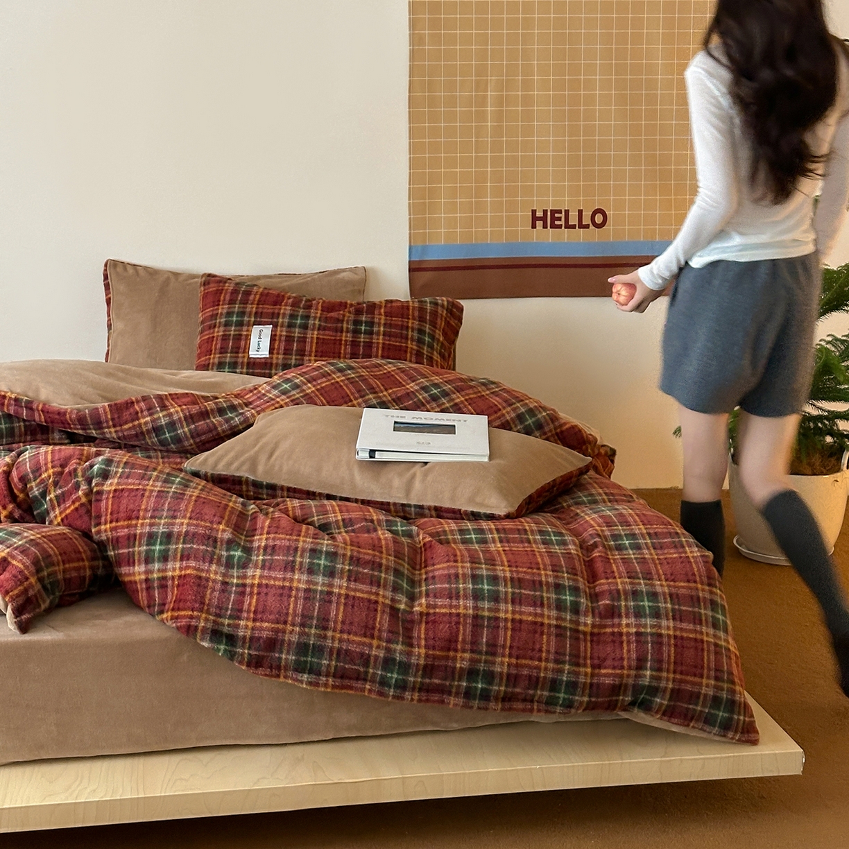 91家纺网 家纺一手货源 找家纺 桃子家居 2025新款A类高级仿生绵羊绒织标工艺复古简约秋冬限定款加厚牛奶绒系列四件套 绵羊绒-花田红茶