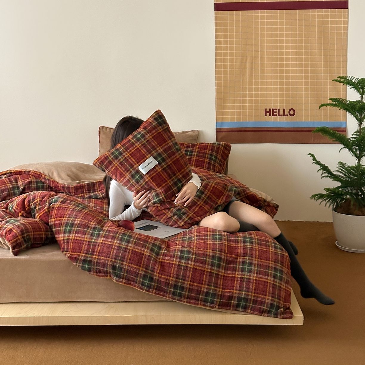 91家纺网 家纺一手货源 找家纺 桃子家居 2025新款A类高级仿生绵羊绒织标工艺复古简约秋冬限定款加厚牛奶绒系列四件套 绵羊绒-花田红茶