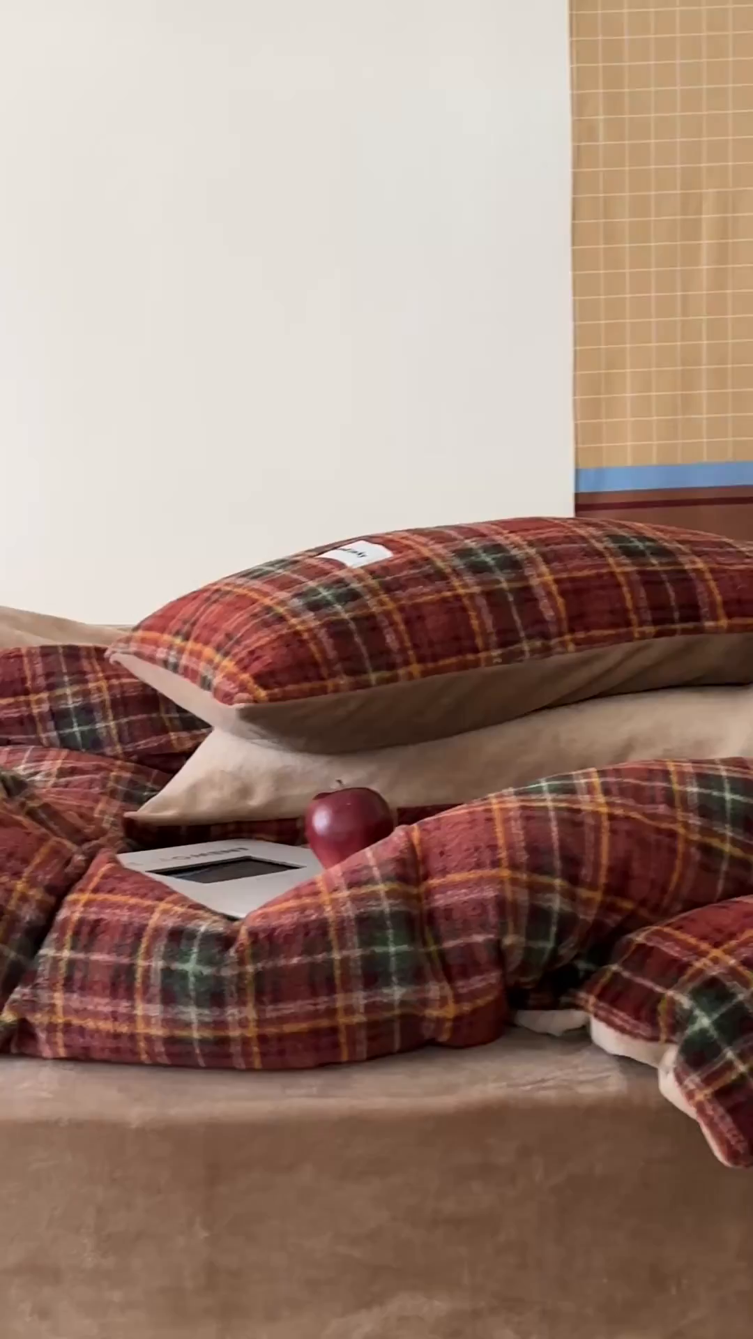 91家纺网 家纺一手货源 找家纺 桃子家居 2025新款A类高级仿生绵羊绒织标工艺复古简约秋冬限定款加厚牛奶绒系列四件套 绵羊绒-花田红茶