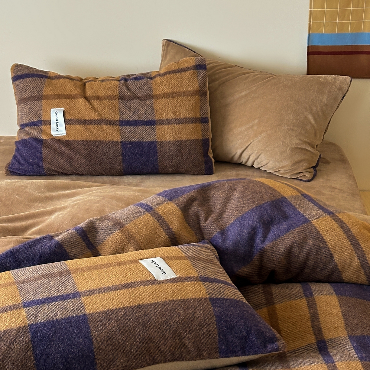 91家纺网 家纺一手货源 找家纺 桃子家居 2025新款A类高级仿生绵羊绒织标工艺复古简约秋冬限定款加厚牛奶绒系列四件套 绵羊绒-月紫橙