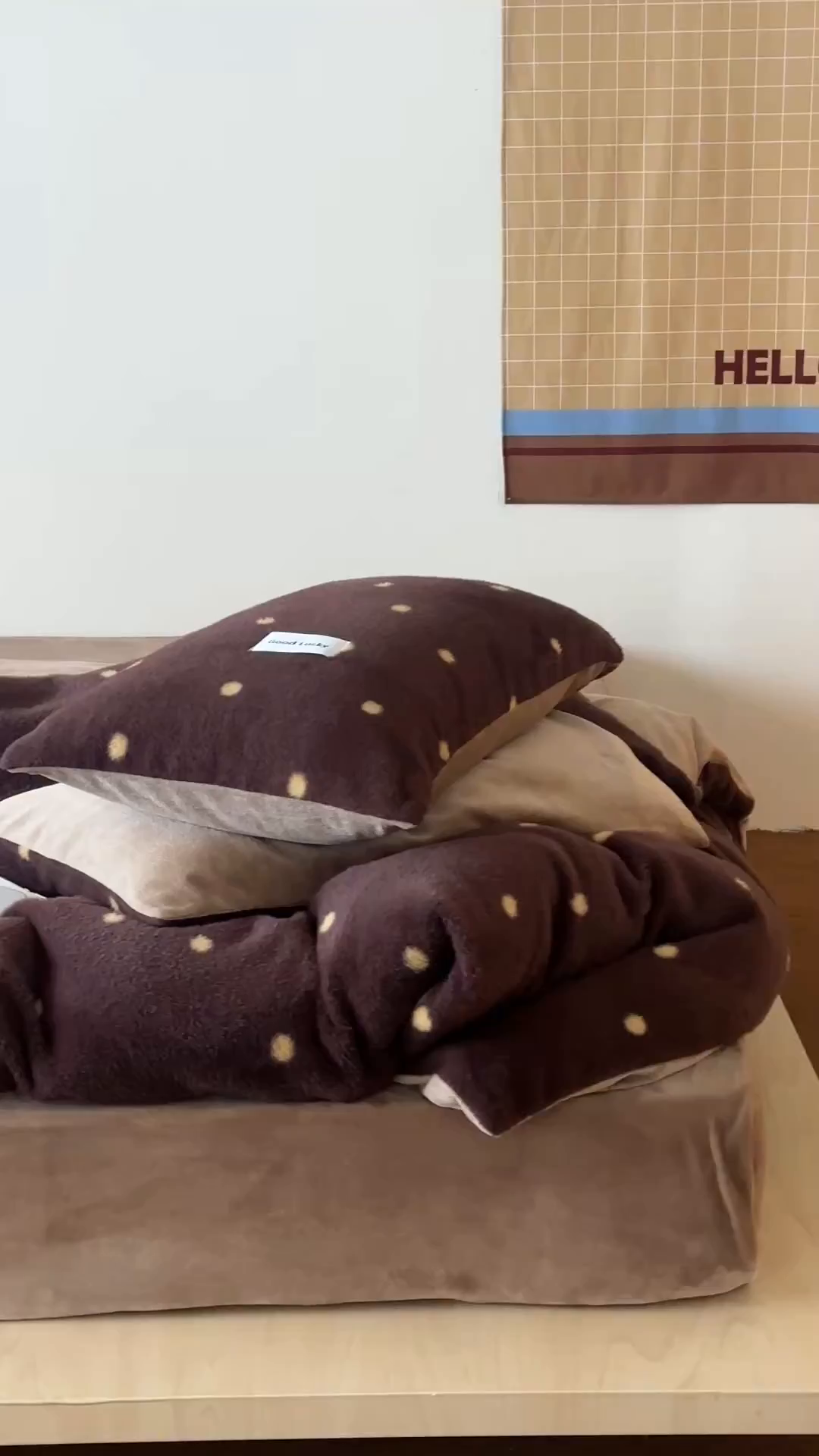 91家纺网 家纺一手货源 找家纺 桃子家居 2025新款A类高级仿生绵羊绒织标工艺复古简约秋冬限定款加厚牛奶绒系列四件套 绵羊绒-棕咖点点