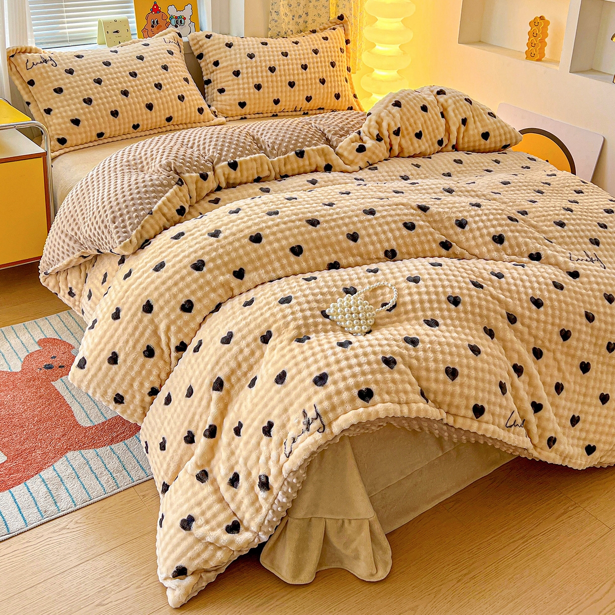 91家纺网 家纺一手货源 找家纺 梦莱斯 2025新款泡泡绒豆豆绒加厚牛奶绒四件套 - 印花系列 字母爱心