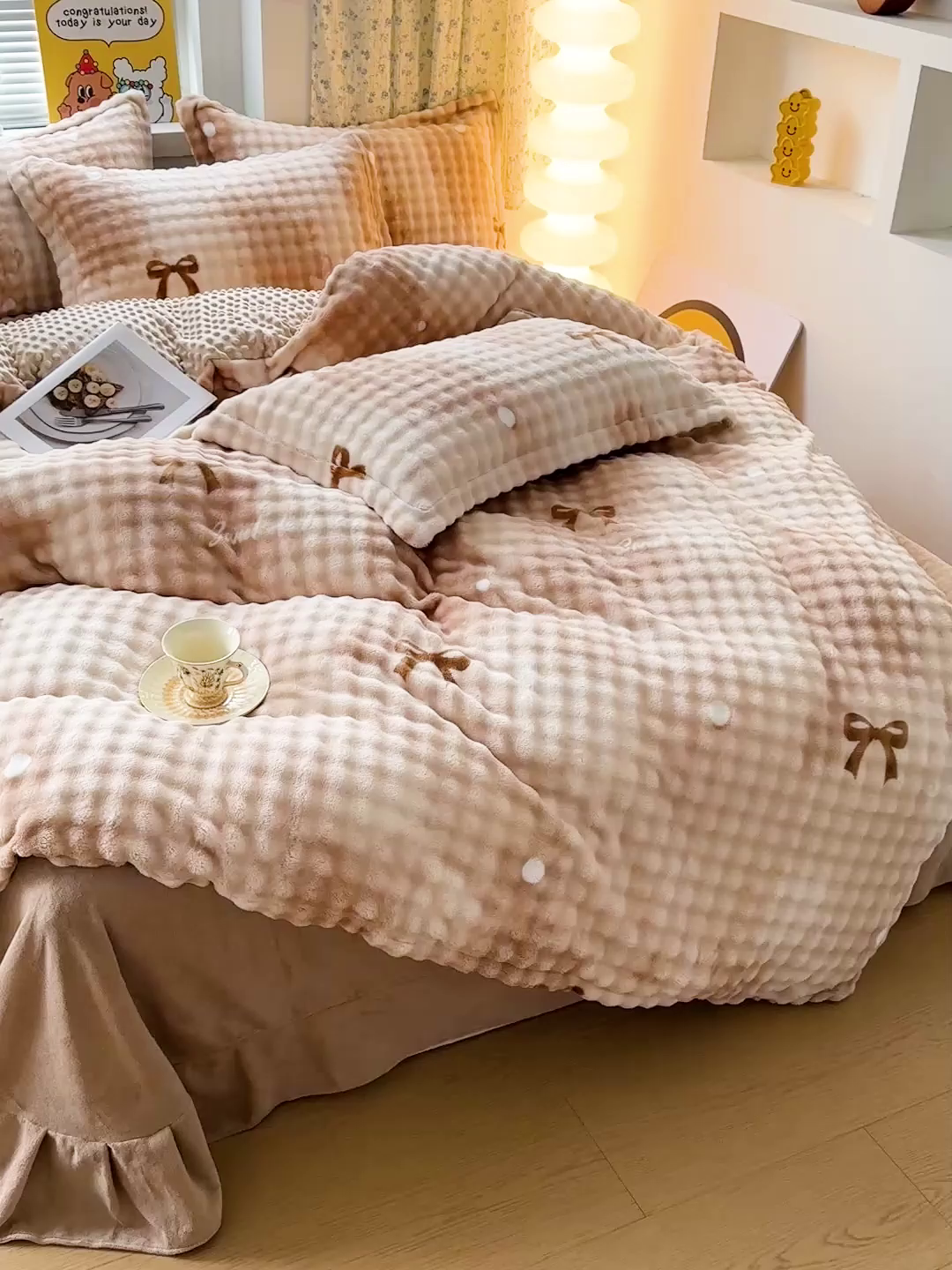 91家纺网 家纺一手货源 找家纺 梦莱斯 2025新款泡泡绒豆豆绒加厚牛奶绒四件套 - 印花系列 咖色蝴蝶结