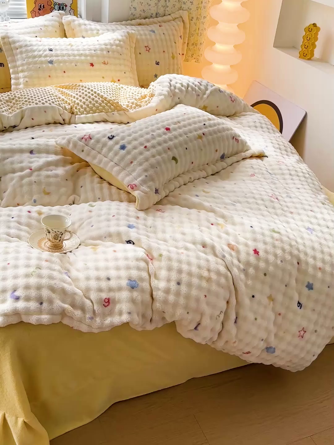 91家纺网 家纺一手货源 找家纺 梦莱斯 2025新款泡泡绒豆豆绒加厚牛奶绒四件套 - 印花系列 星空黄