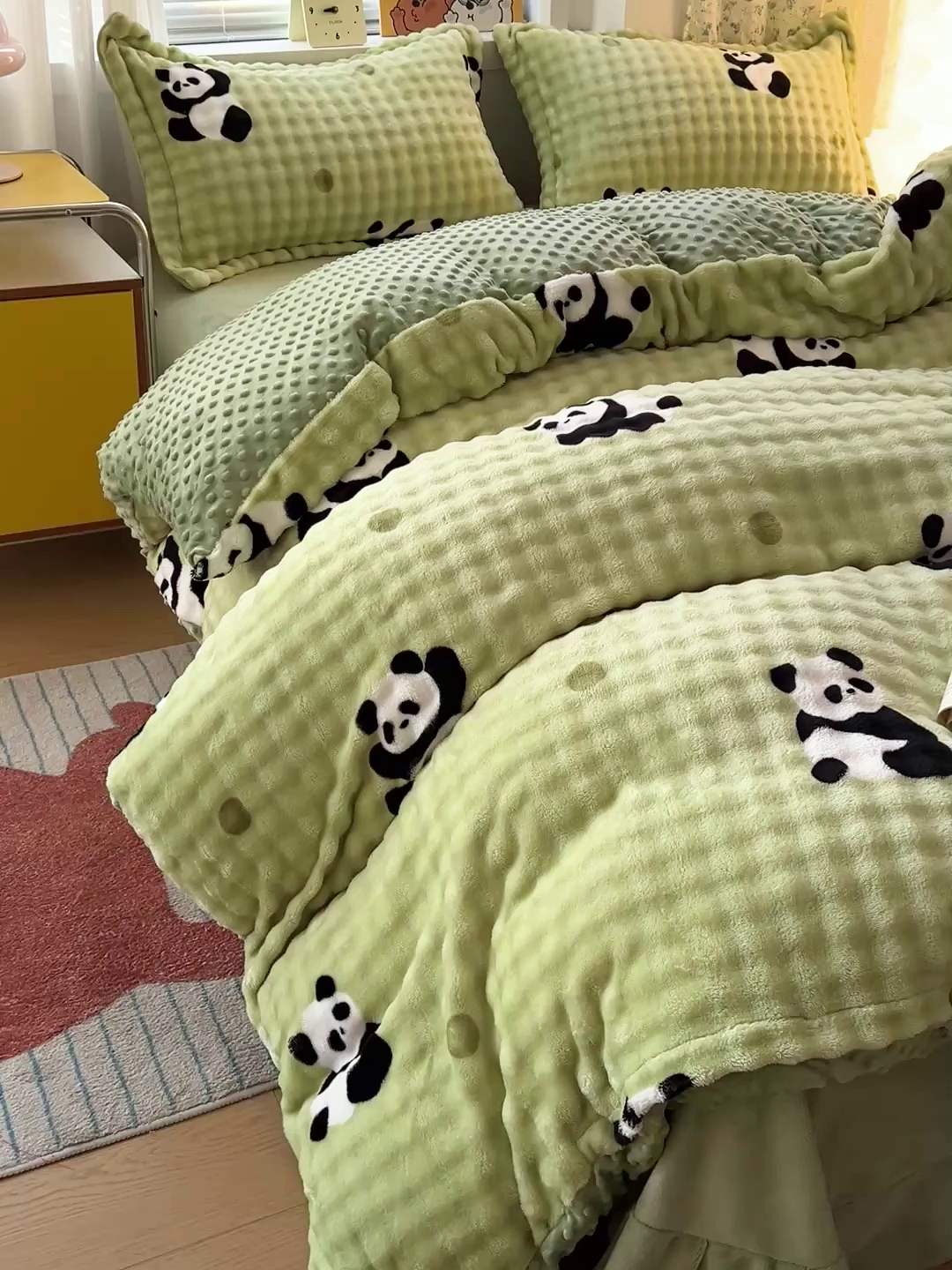 91家纺网 家纺一手货源 找家纺 梦莱斯 2025新款泡泡绒豆豆绒加厚牛奶绒四件套 - 印花系列 熊猫绿