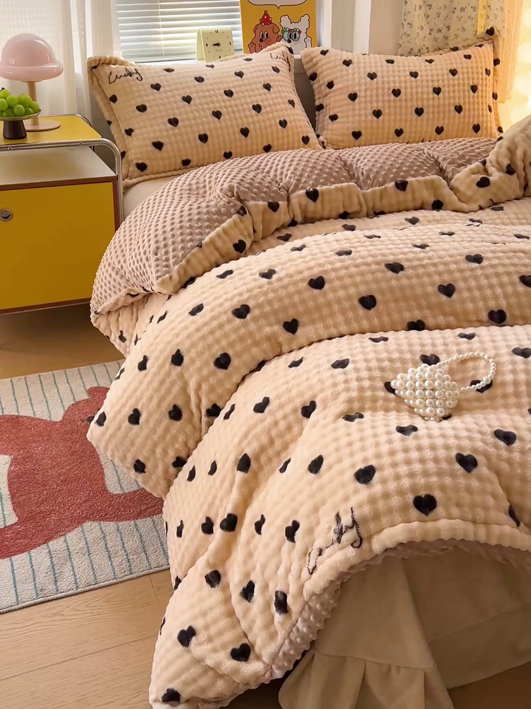 91家纺网 家纺一手货源 找家纺 梦莱斯 2025新款泡泡绒豆豆绒加厚牛奶绒四件套 - 印花系列 字母爱心