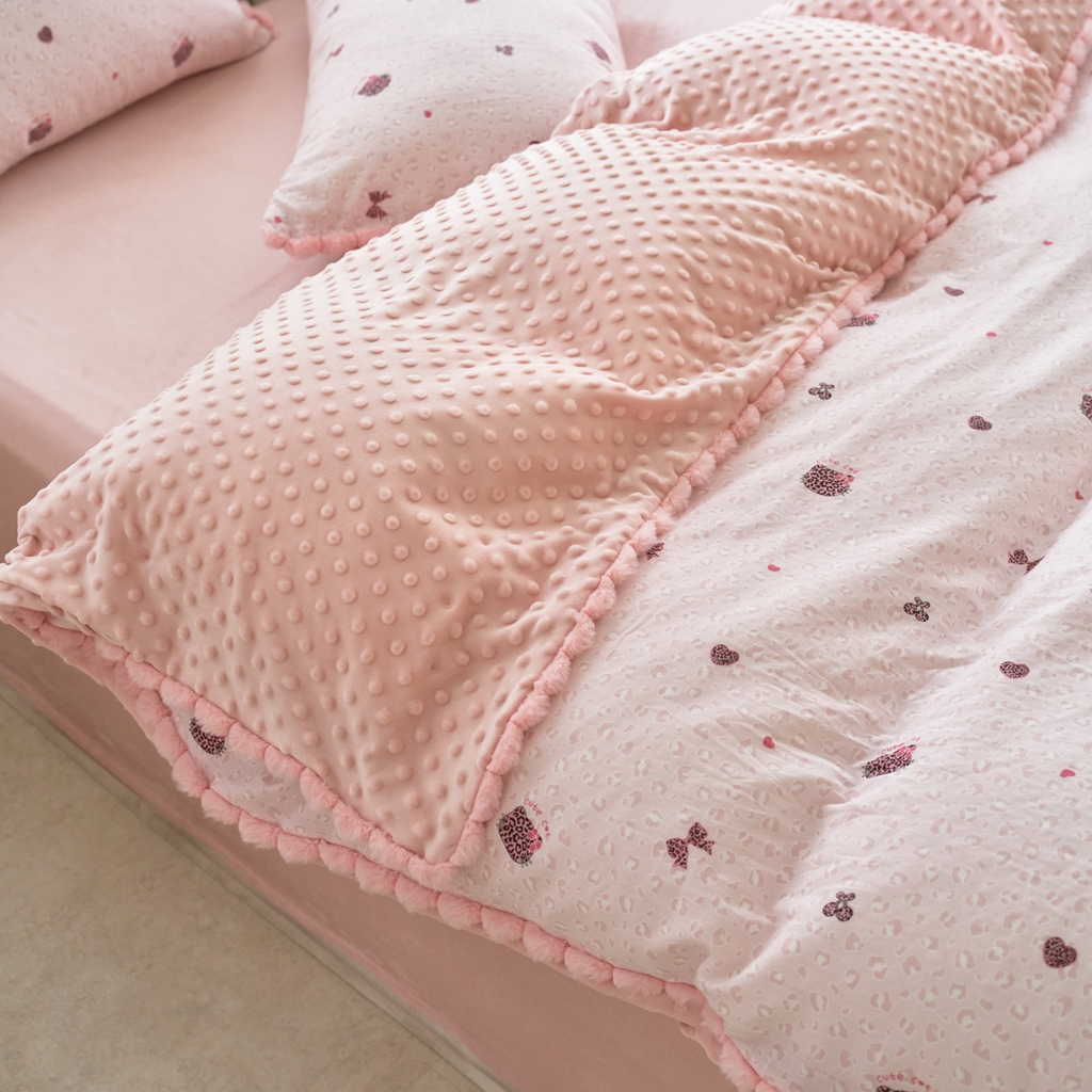 91家纺网 家纺一手货源 找家纺 （总）洋铭区（原狠狠爱） 2025新款秋冬毛绒球双层纱+豆豆绒四件套系列