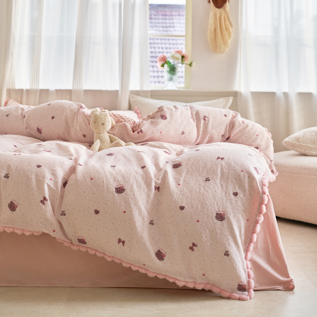 91家纺网 家纺一手货源 找家纺 洋铭区（原狠狠爱） 2025新款秋冬毛绒球双层纱+豆豆绒四件套系列 豹纹猫-粉