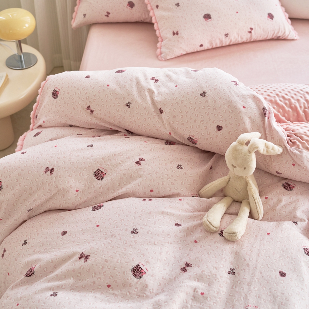 91家纺网 家纺一手货源 找家纺 洋铭区（原狠狠爱） 2025新款秋冬毛绒球双层纱+豆豆绒四件套系列 豹纹猫-粉