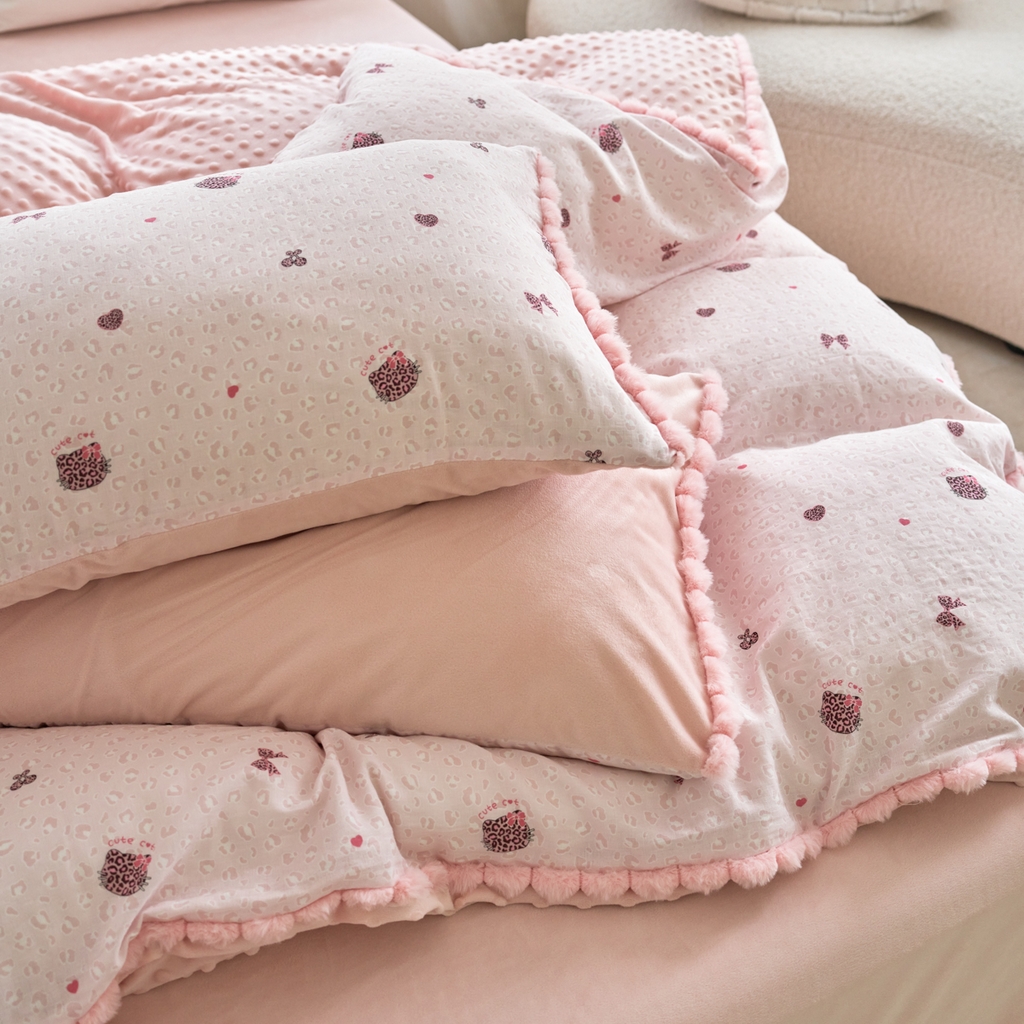 91家纺网 家纺一手货源 找家纺 洋铭区（原狠狠爱） 2025新款秋冬毛绒球双层纱+豆豆绒四件套系列 豹纹猫-粉