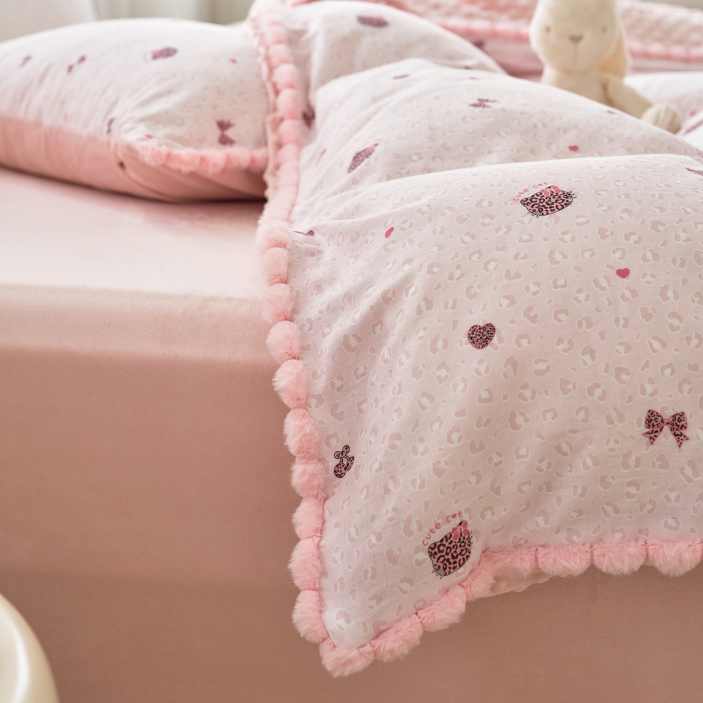 91家纺网 家纺一手货源 找家纺 洋铭区（原狠狠爱） 2025新款秋冬毛绒球双层纱+豆豆绒四件套系列 豹纹猫-粉