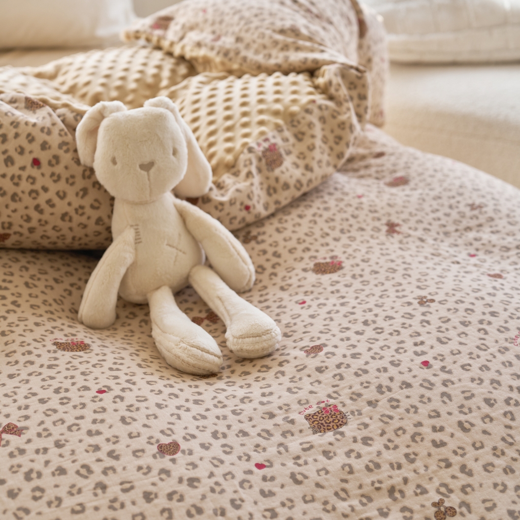 91家纺网 家纺一手货源 找家纺 洋铭区（原狠狠爱） 2025新款秋冬毛绒球双层纱+豆豆绒四件套系列 豹纹猫-咖