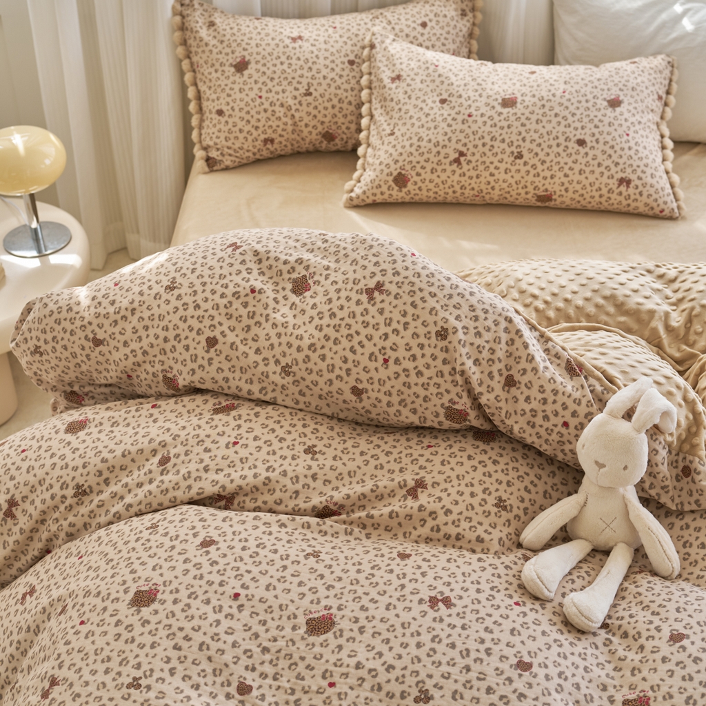 91家纺网 家纺一手货源 找家纺 洋铭区（原狠狠爱） 2025新款秋冬毛绒球双层纱+豆豆绒四件套系列 豹纹猫-咖