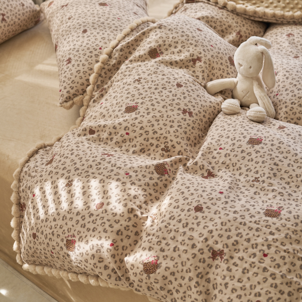 91家纺网 家纺一手货源 找家纺 洋铭区（原狠狠爱） 2025新款秋冬毛绒球双层纱+豆豆绒四件套系列 豹纹猫-咖