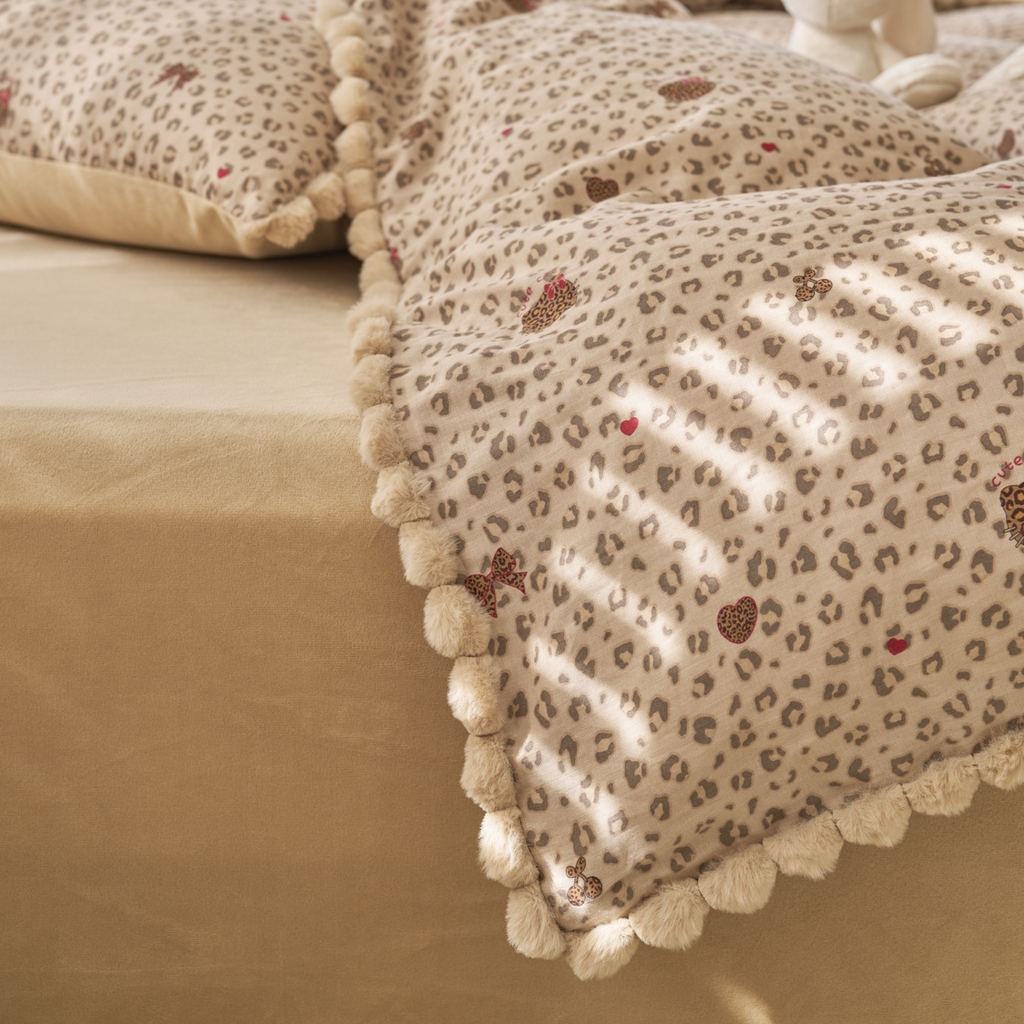 91家纺网 家纺一手货源 找家纺 洋铭区（原狠狠爱） 2025新款秋冬毛绒球双层纱+豆豆绒四件套系列 豹纹猫-咖