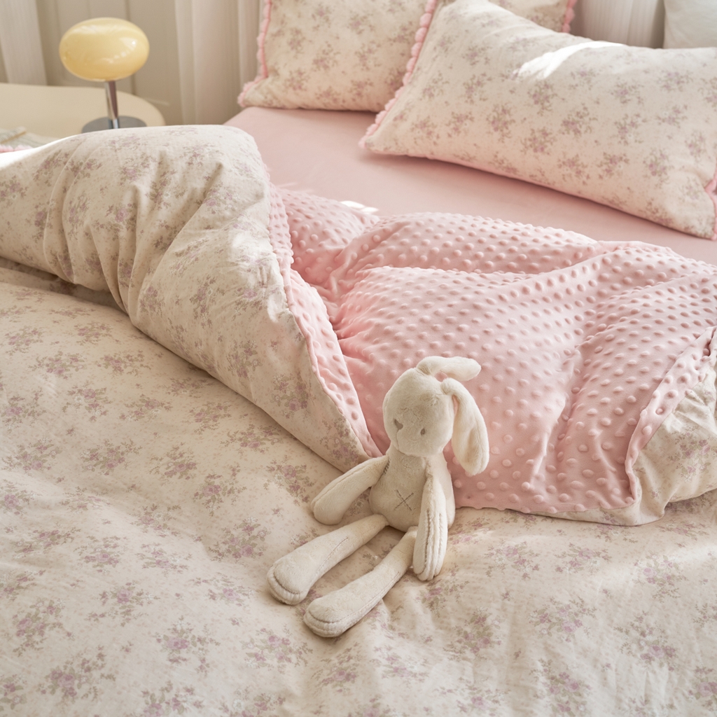 91家纺网 家纺一手货源 找家纺 洋铭区（原狠狠爱） 2025新款秋冬毛绒球双层纱+豆豆绒四件套系列 黛雅紫花