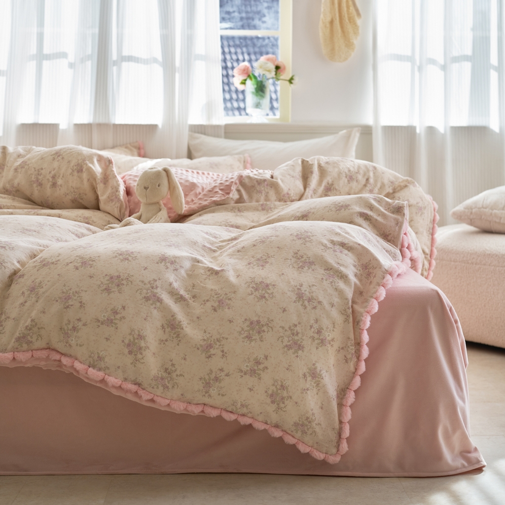 91家纺网 家纺一手货源 找家纺 洋铭区（原狠狠爱） 2025新款秋冬毛绒球双层纱+豆豆绒四件套系列 黛雅紫花