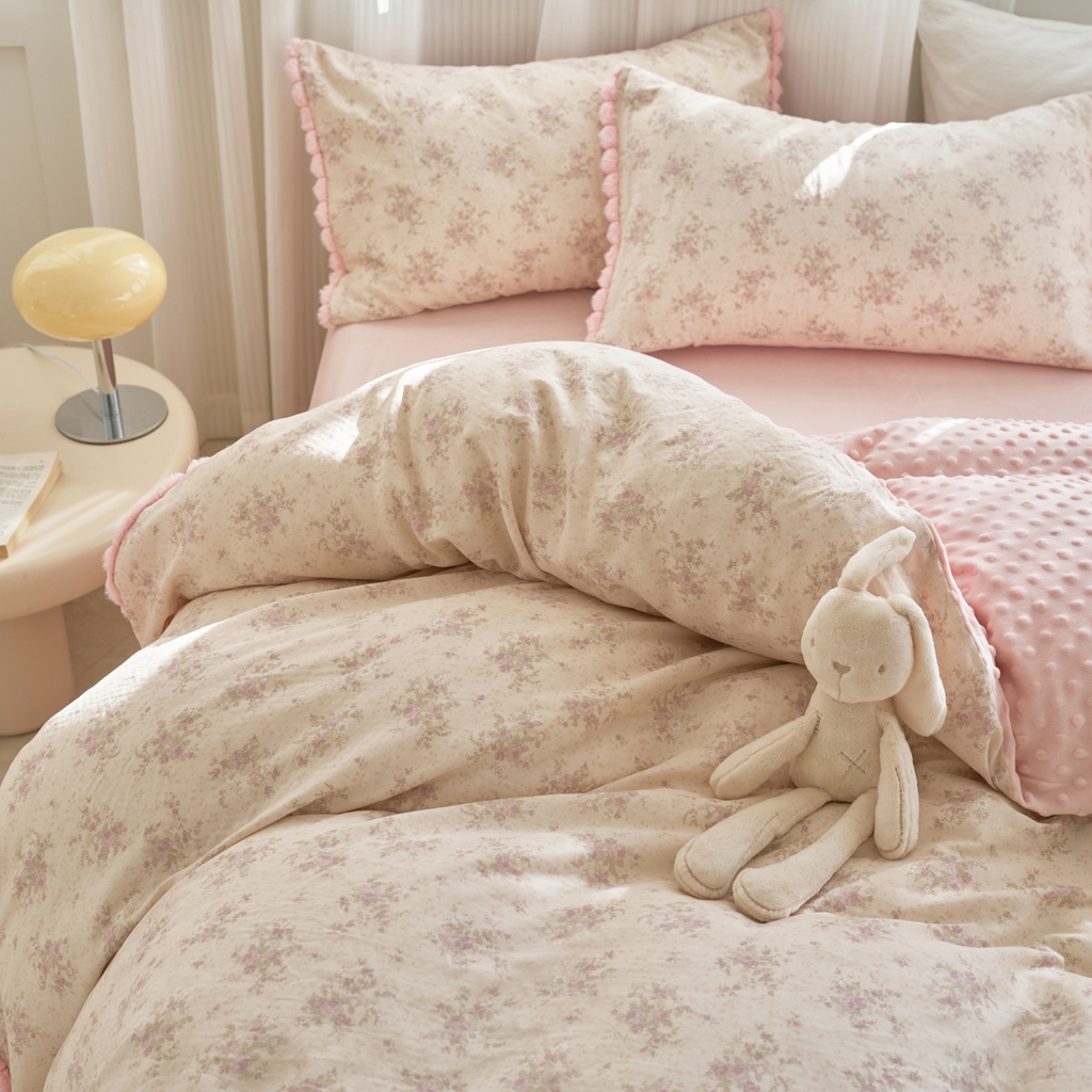 91家纺网 家纺一手货源 找家纺 洋铭区（原狠狠爱） 2025新款秋冬毛绒球双层纱+豆豆绒四件套系列 黛雅紫花