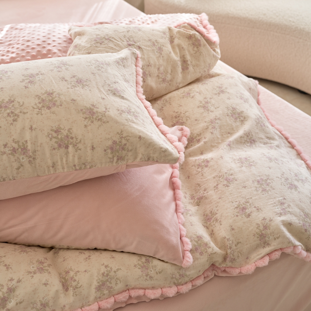 91家纺网 家纺一手货源 找家纺 洋铭区（原狠狠爱） 2025新款秋冬毛绒球双层纱+豆豆绒四件套系列 黛雅紫花