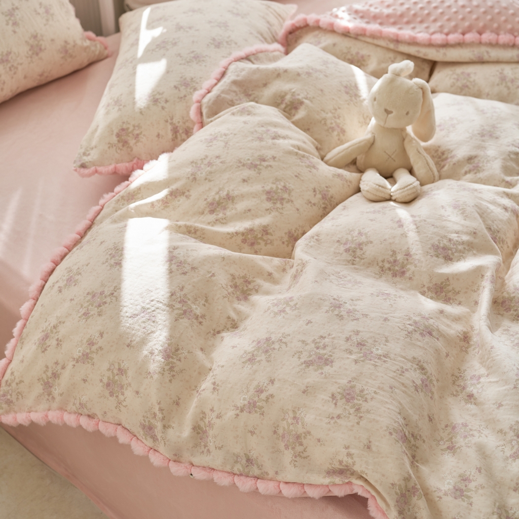 91家纺网 家纺一手货源 找家纺 洋铭区（原狠狠爱） 2025新款秋冬毛绒球双层纱+豆豆绒四件套系列 黛雅紫花