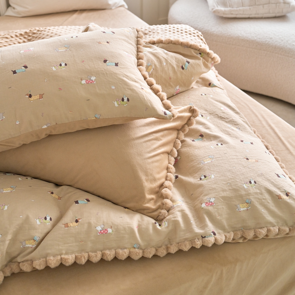 91家纺网 家纺一手货源 找家纺 洋铭区（原狠狠爱） 2025新款秋冬毛绒球双层纱+豆豆绒四件套系列 福宝狗狗