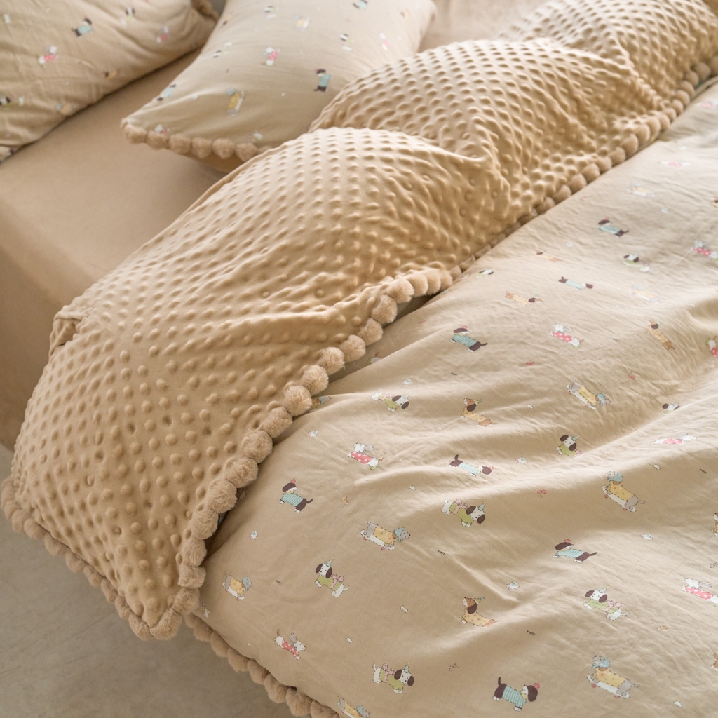 91家纺网 家纺一手货源 找家纺 洋铭区（原狠狠爱） 2025新款秋冬毛绒球双层纱+豆豆绒四件套系列 福宝狗狗