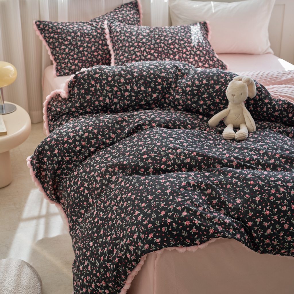 91家纺网 家纺一手货源 找家纺 洋铭区（原狠狠爱） 2025新款秋冬毛绒球双层纱+豆豆绒四件套系列 牡丹红