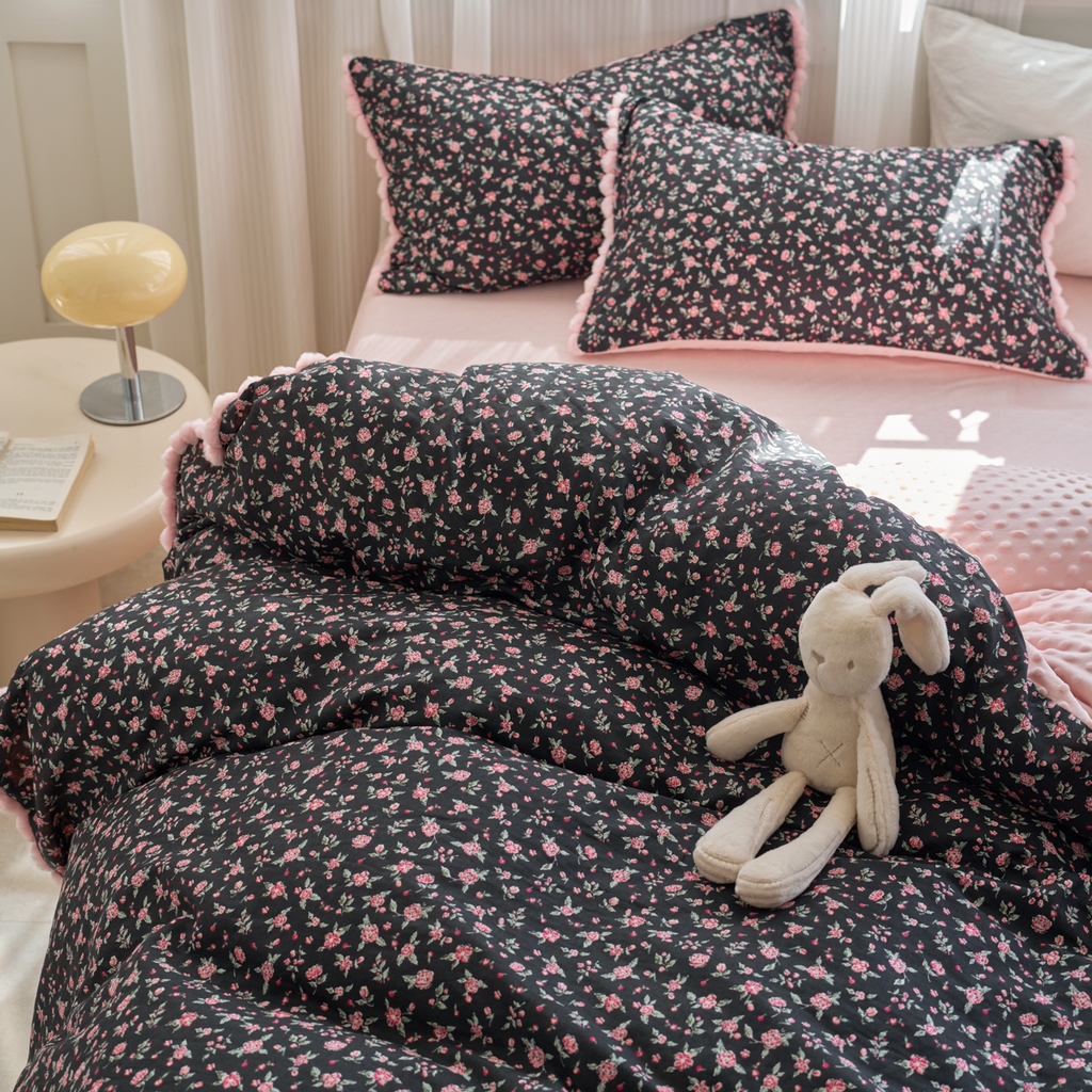 91家纺网 家纺一手货源 找家纺 洋铭区（原狠狠爱） 2025新款秋冬毛绒球双层纱+豆豆绒四件套系列 牡丹红