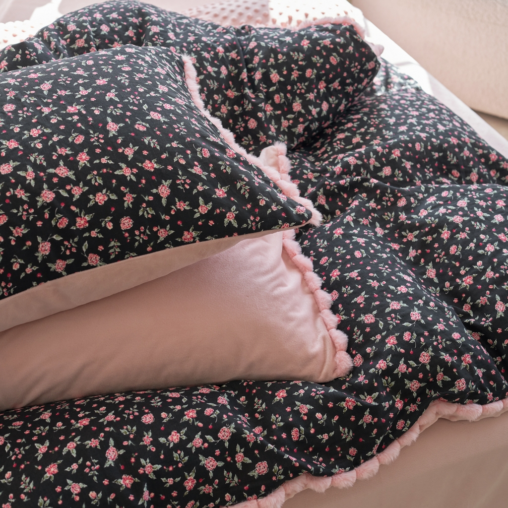 91家纺网 家纺一手货源 找家纺 洋铭区（原狠狠爱） 2025新款秋冬毛绒球双层纱+豆豆绒四件套系列 牡丹红