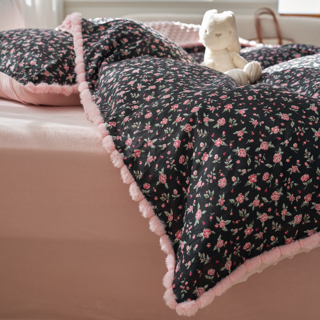 91家纺网 家纺一手货源 找家纺 洋铭区（原狠狠爱） 2025新款秋冬毛绒球双层纱+豆豆绒四件套系列 牡丹红