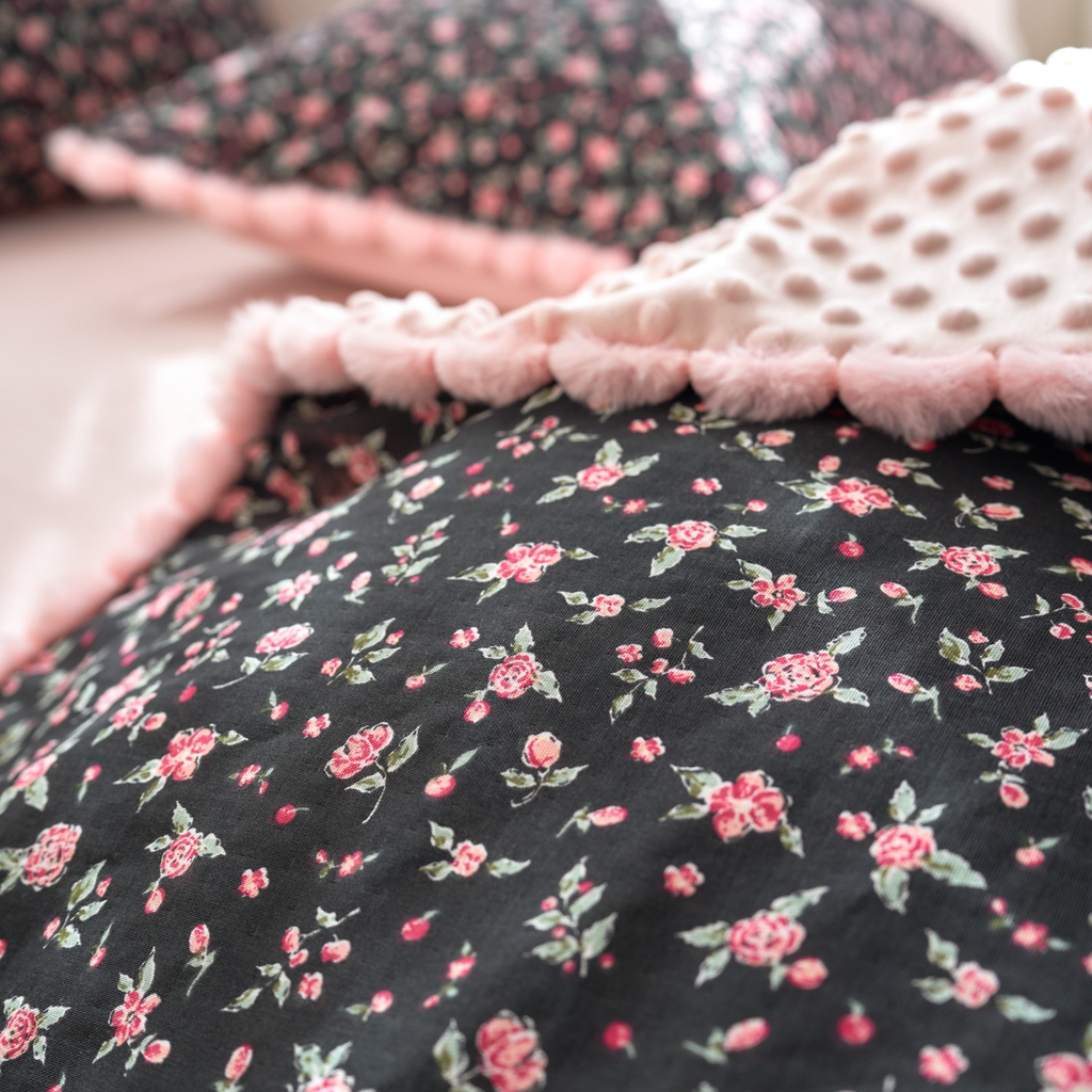 91家纺网 家纺一手货源 找家纺 洋铭区（原狠狠爱） 2025新款秋冬毛绒球双层纱+豆豆绒四件套系列 牡丹红