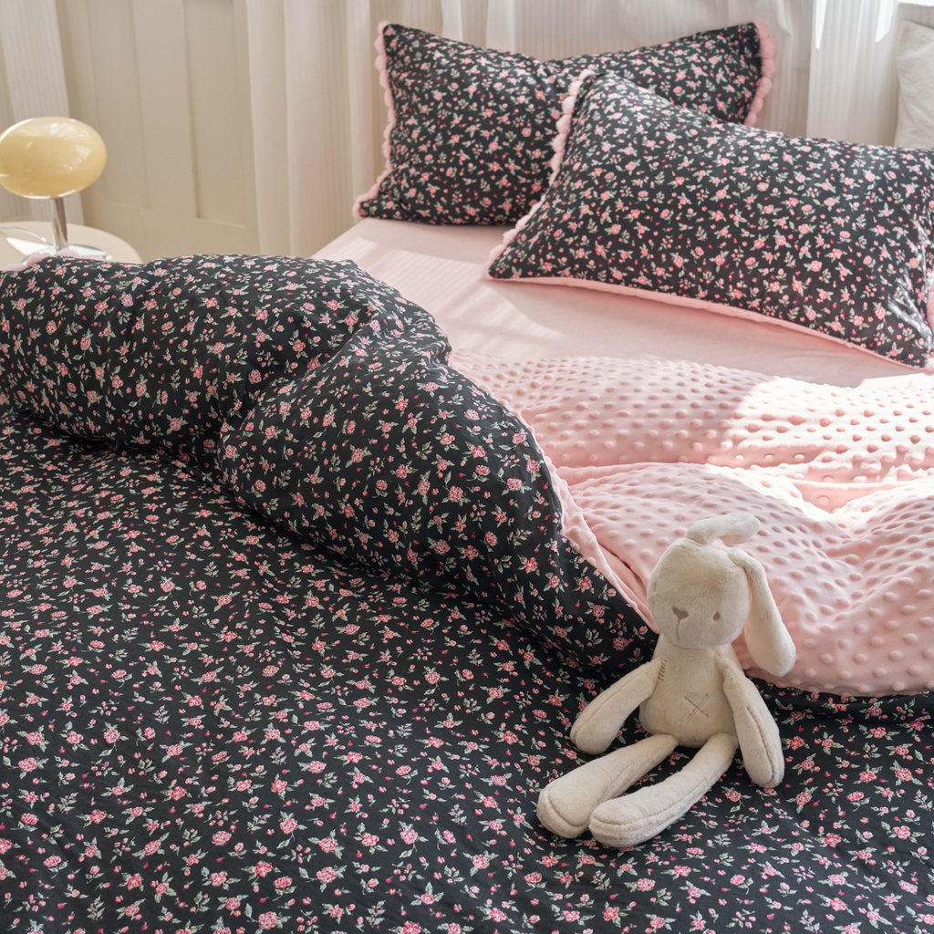 91家纺网 家纺一手货源 找家纺 洋铭区（原狠狠爱） 2025新款秋冬毛绒球双层纱+豆豆绒四件套系列 牡丹红