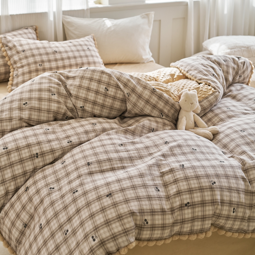 91家纺网 家纺一手货源 找家纺 洋铭区（原狠狠爱） 2025新款秋冬毛绒球双层纱+豆豆绒四件套系列 棕格果果