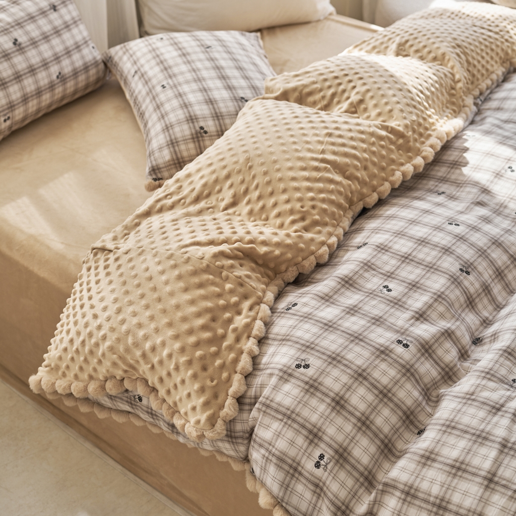 91家纺网 家纺一手货源 找家纺 洋铭区（原狠狠爱） 2025新款秋冬毛绒球双层纱+豆豆绒四件套系列 棕格果果