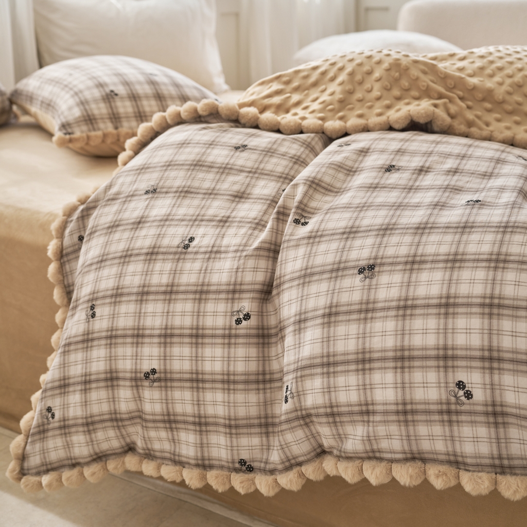 91家纺网 家纺一手货源 找家纺 洋铭区（原狠狠爱） 2025新款秋冬毛绒球双层纱+豆豆绒四件套系列 棕格果果