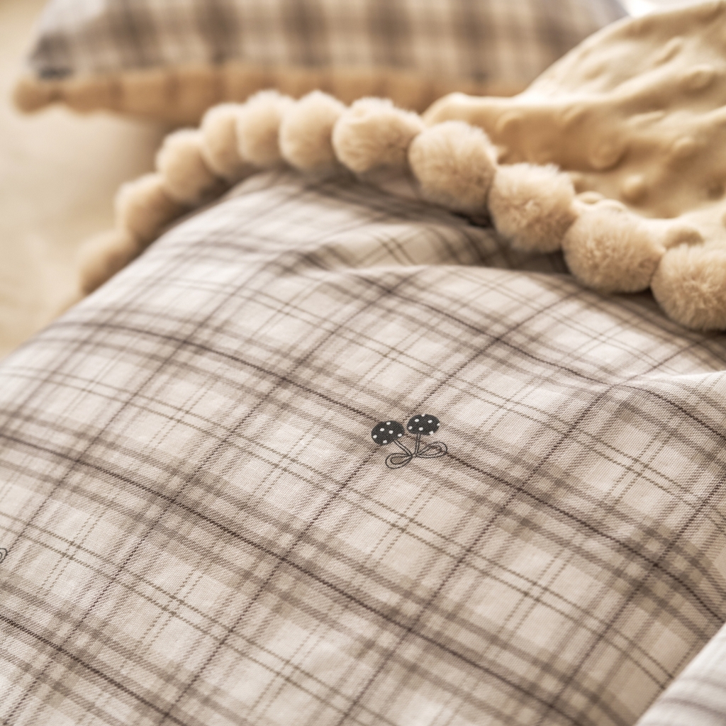 91家纺网 家纺一手货源 找家纺 洋铭区（原狠狠爱） 2025新款秋冬毛绒球双层纱+豆豆绒四件套系列 棕格果果