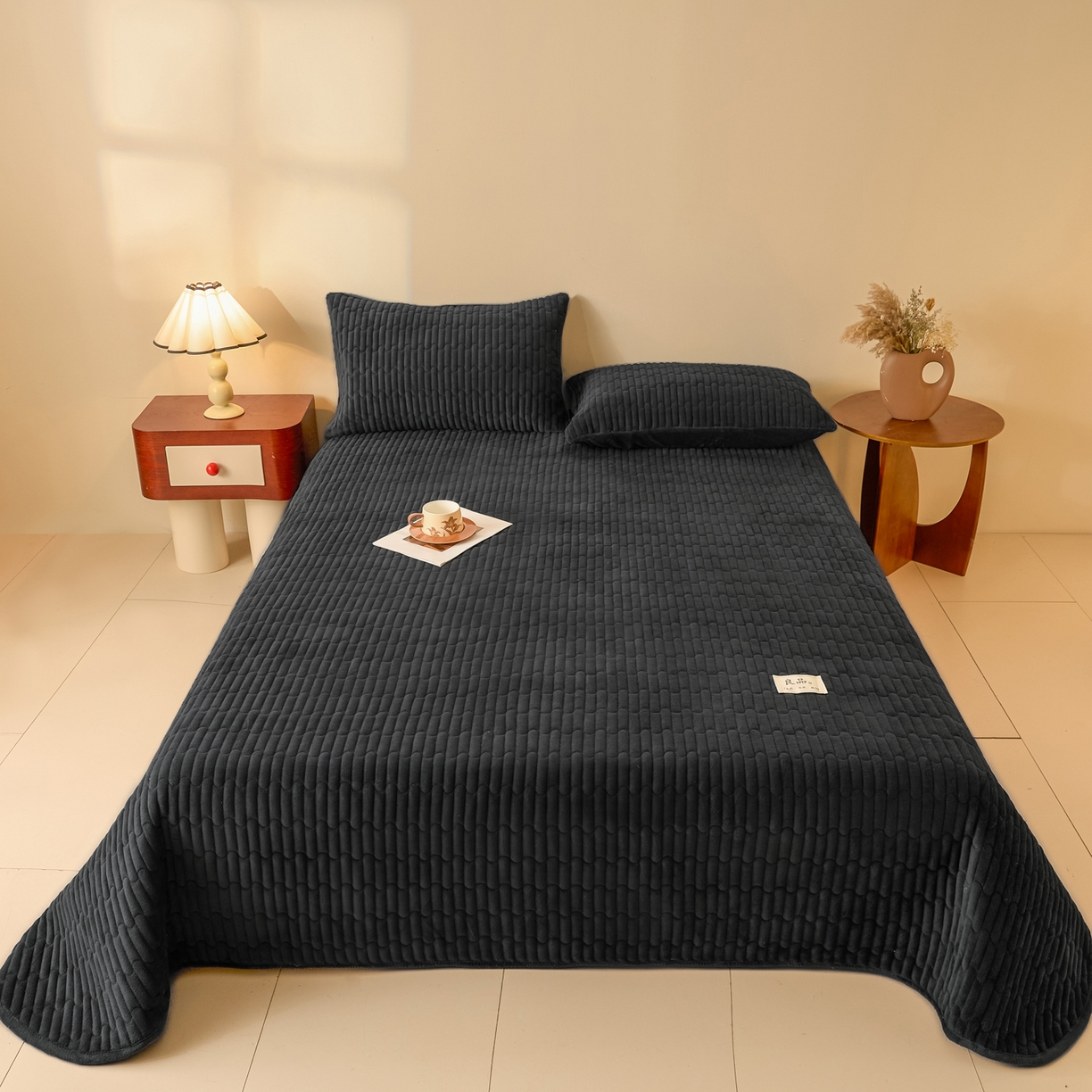 91家纺网 家纺一手货源 找家纺 Sweet dreams甜梦 2025新款A类纯色牛奶绒夹棉床盖 深灰