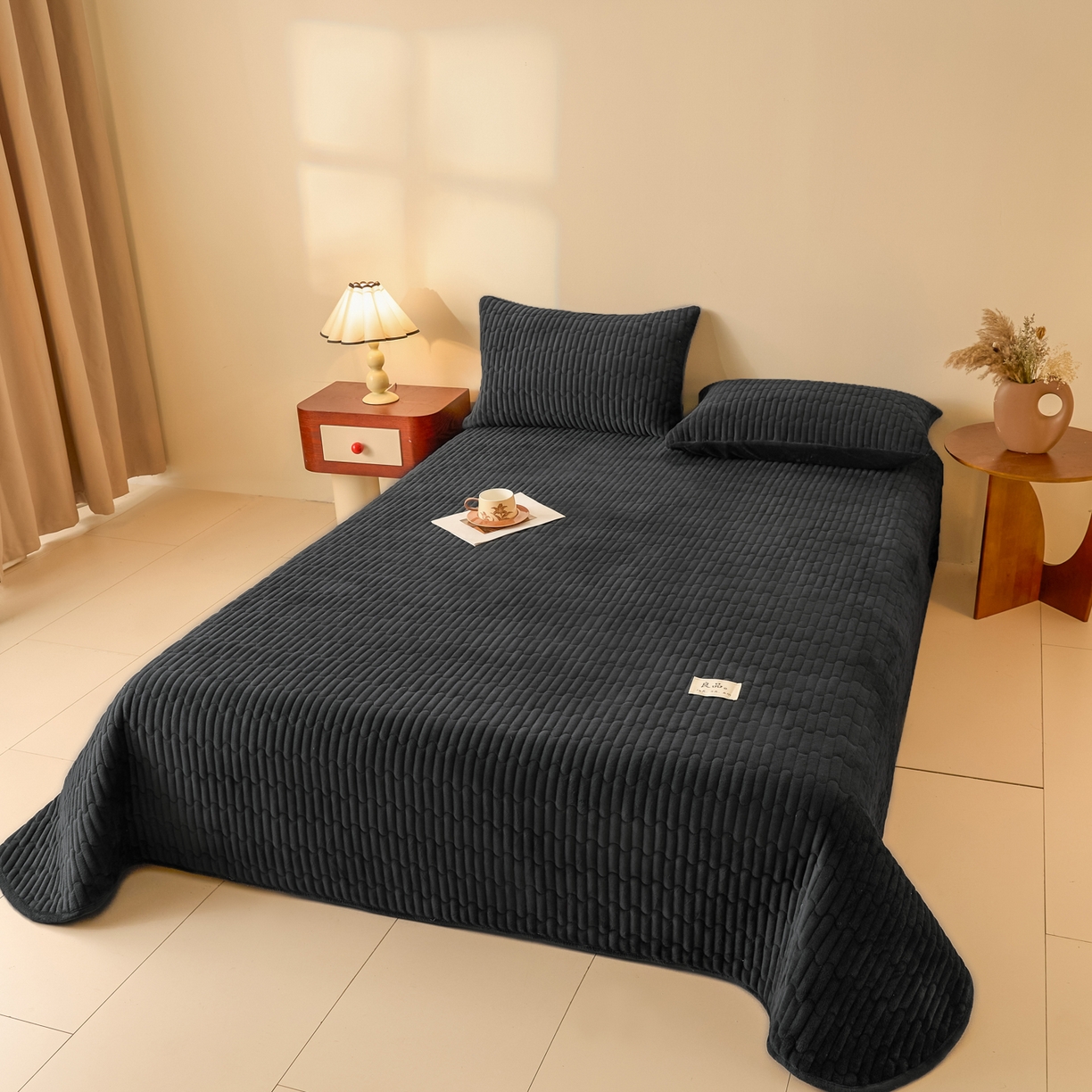 91家纺网 家纺一手货源 找家纺 Sweet dreams甜梦 2025新款A类纯色牛奶绒夹棉床盖 深灰