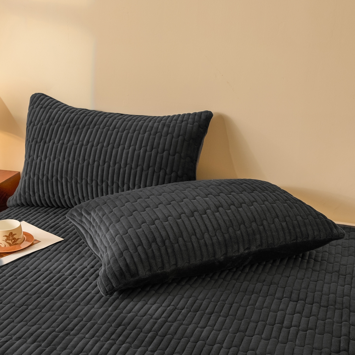 91家纺网 家纺一手货源 找家纺 Sweet dreams甜梦 2025新款A类纯色牛奶绒夹棉床盖 深灰