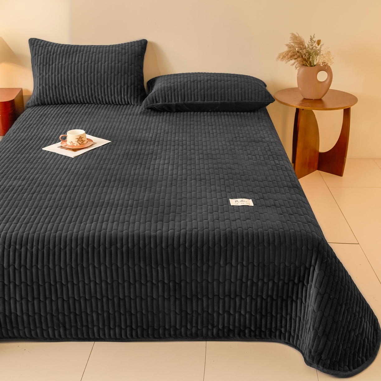 91家纺网 家纺一手货源 找家纺 Sweet dreams甜梦 2025新款A类纯色牛奶绒夹棉床盖 深灰