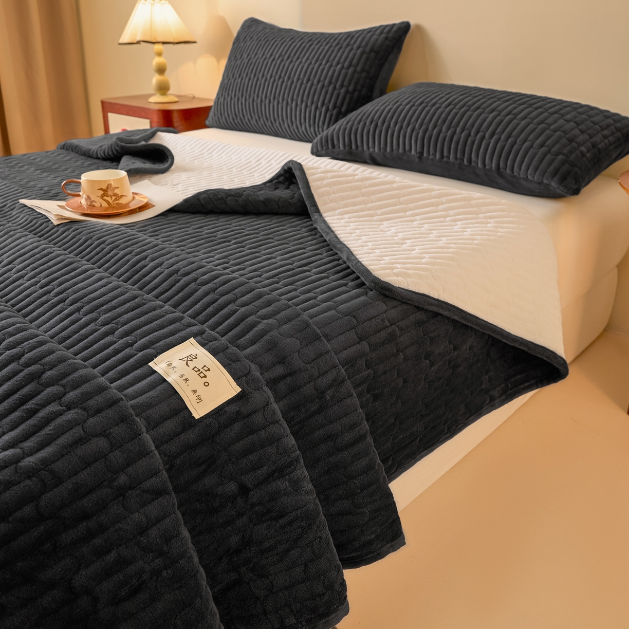 91家纺网 家纺一手货源 找家纺 Sweet dreams甜梦 2025新款A类纯色牛奶绒夹棉床盖 深灰