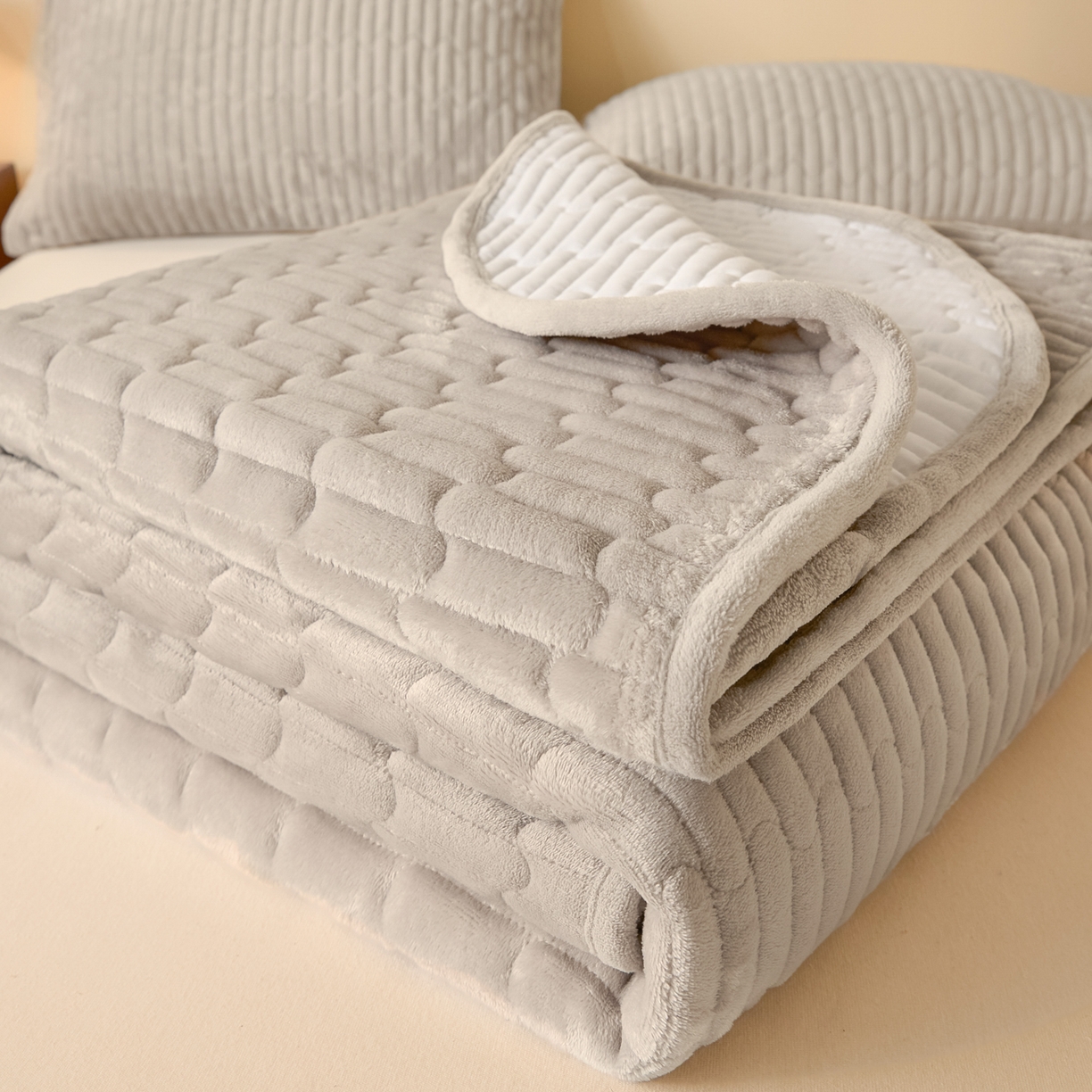 91家纺网 家纺一手货源 找家纺 Sweet dreams甜梦 2025新款A类纯色牛奶绒夹棉床盖 浅灰